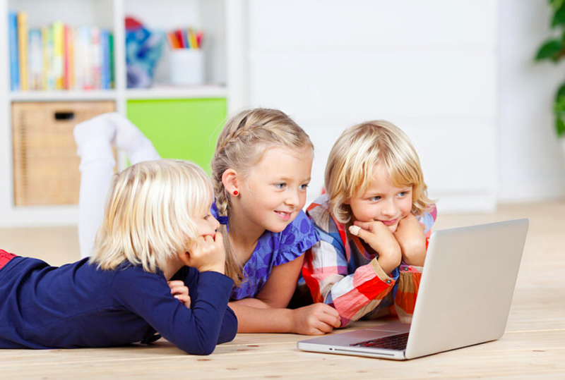 Children-using-laptop